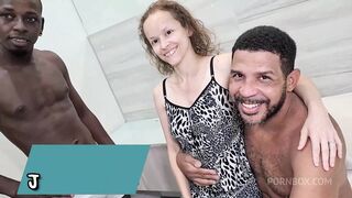 a loirinha milf casada gozando na foda com dois machos enquanto marido corno assiste tudo - leo ogro - negro blue rj