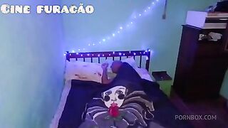 meu marido saiu e deixou o amigo dele aqui em casa, dei minha buceta na pele e ele gozou gostoso