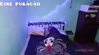 meu marido saiu e deixou o amigo dele aqui em casa, dei minha buceta na pele e ele gozou gostoso