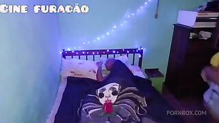 meu marido saiu e deixou o amigo dele aqui em casa, dei minha buceta na pele e ele gozou gostoso