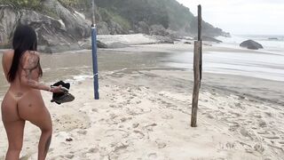 video amador gostosa dando para dois novinho na praia de nudismo