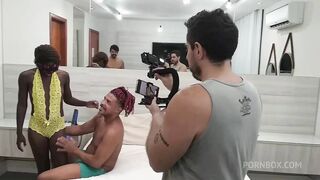 bastidores da gravacao da primeira vez no porno da pretinha safada fazendo ate sexo anal e ganhando muito leite na boca