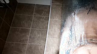 morgan_xx shows herself naked while taking her shower, for the pleasure of your eyes. at kokinoos space