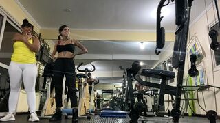 duas danadas fdando encima do treinador da academia