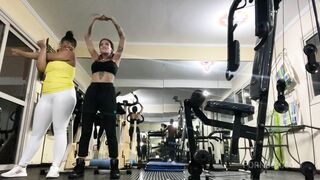 duas danadas fdando encima do treinador da academia