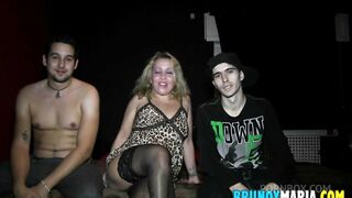 la viciosa milf se folla a 2 jovenes que conoce en una discoteca - the vicious milf fucks 2 young guys she meets at a discoteca