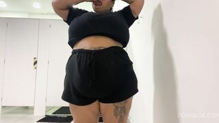 bbw se exibiu escondida e colocou o plug no vestiario da academia - mary jhuana