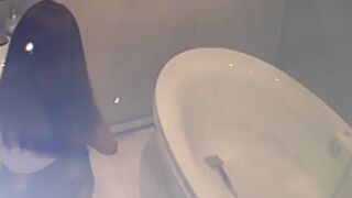 Spying on stepdaughter Scarlett toying in bath