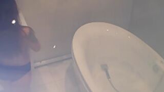 Spying on stepdaughter Scarlett toying in bath