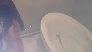 Spying on stepdaughter Scarlett toying in bath