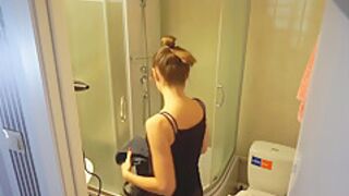 I love to watch stepsister's pussy (shower cam)