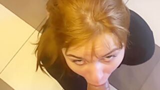 20 Yo Tinder Girl Sucks Older Man With Big Cock And Gets Fucked Hard On The Table On The First Date!