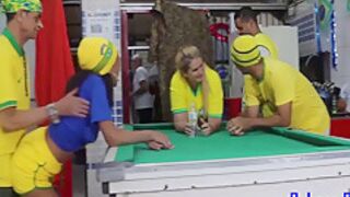 Torcida Do Brasil Comemora A Vitoria No Cabare Da Copa E Acaba Em Uma Orgia Alucinante 5 Min