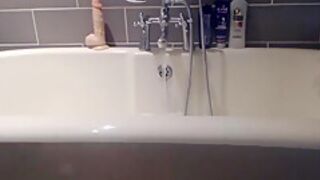 Live Show In The Bathtub! - Loulou Petite