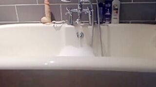 Live Show In The Bathtub! - Loulou Petite