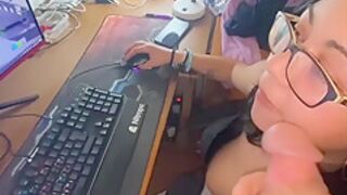 Garganta Profunda And Gamer Girl In Busty Sucks It Like A Fucking Beast Playing Fortnite