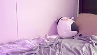 Cam Girl Plays With Herself Til Shaking Orgasm