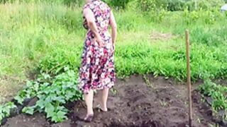 Mature Housewife Masturbates With A Cucumber In The Garden Outdoors. She Leaves The Vegetable Inside Her Pussy And Goes Home. Amateur Fetish. Pawg. 7 Min