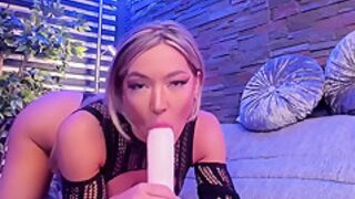 Blonde Fbabe Shows Her Amazing Deepthroat And Blowjob Skills
