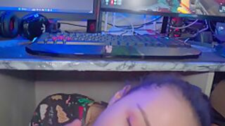 Newbie Streamer Takes Her First Donate Under Table