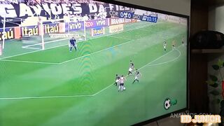 ed junior chama uma novinha tocedora do corinthians para assistir ao jogo mas ela queria era fuder sem camisinha