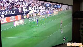 ed junior chama uma novinha tocedora do corinthians para assistir ao jogo mas ela queria era fuder sem camisinha