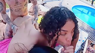 Fernanda Ribeiro - Fudendo Duas Amigas Safadas, Numa Suruba Na Piscina Tiabrit E Mateus Castro