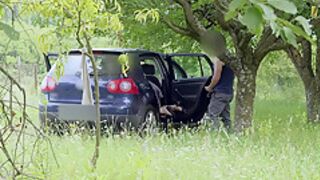 Ce Lui Plait, Elle Fait L Amour Avec Lui Dans Sa Voiture. Sexe Et Voyeurisme With Mini Dress