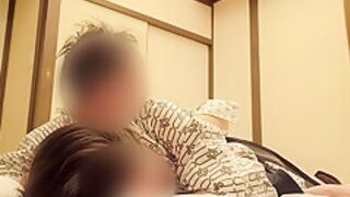 温泉旅館て浴衣姿の教え子を夜這い はたける真っ白なモチ肌の美乳