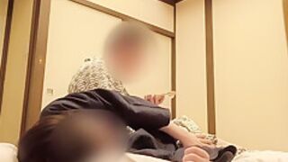 温泉旅館て浴衣姿の教え子を夜這い はたける真っ白なモチ肌の美乳